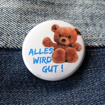 Ansteckbutton Alles wir gut! auf Jeans